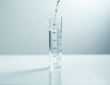 Cylindre de mesure avec eau sur une table blanche