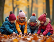 Groupe d'enfants explorant des feuilles d'automne dans la forêt