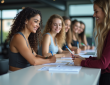 Femmes souriantes inscrivant leur membership dans une salle de sport lumineuse