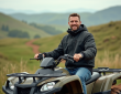 Homme en veste moderne et quad dans la nature