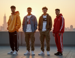 Jeunes adultes en streetwear sur un rooftop urbain au coucher du soleil
