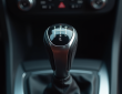Zoom sur le levier de vitesse automatique de voiture