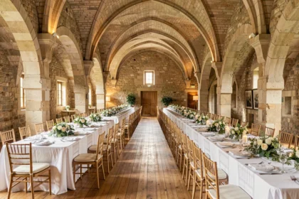 Vue intérieure d'une belle salle de réception en Isère, avec tables dressées et décoration élégante pour un événement